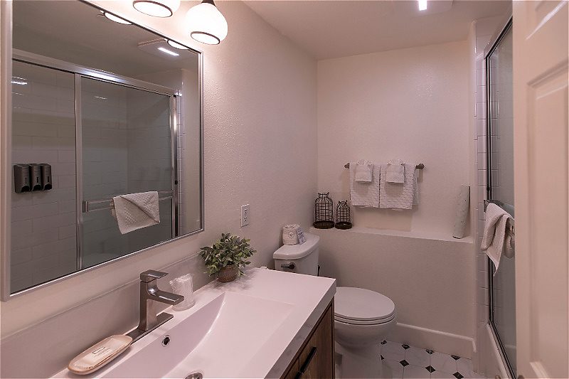 bathroom with tub/shower combination